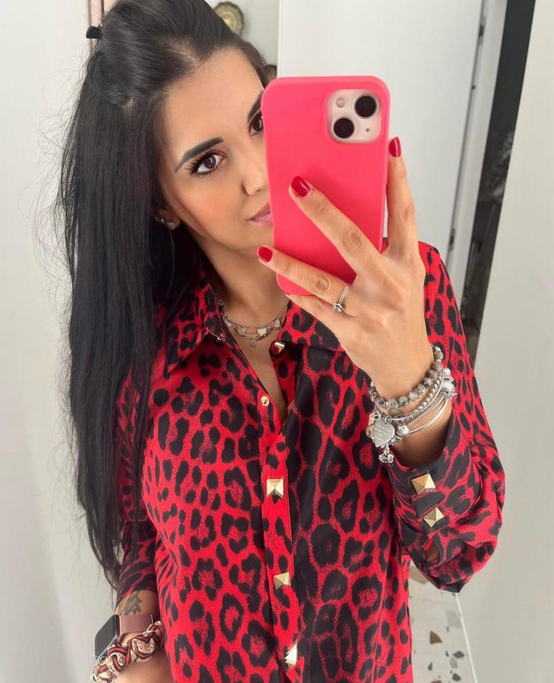 Camicia stampata leopardata rossa con bottoni oro